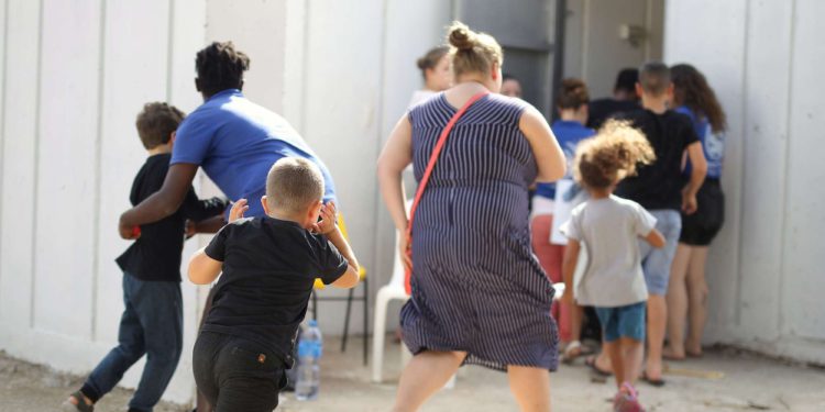 Mujer israelí sufre un paro cardíaco mientras corre ante cohetes desde el Líbano