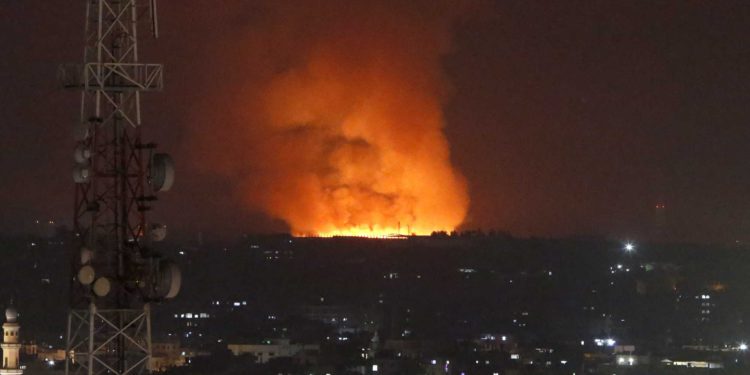 Cazas israelíes destruyen túnel de Hamas