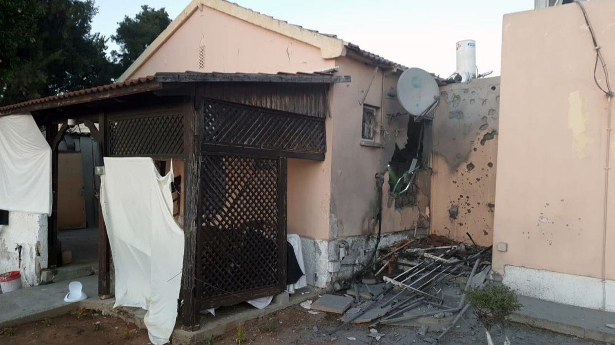 Impacto directo en una casa de Sderot: un hombre herido