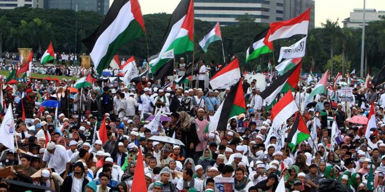 Cientos de personas protestan en Indonesia contra Israel ante la embajada de EE.UU.