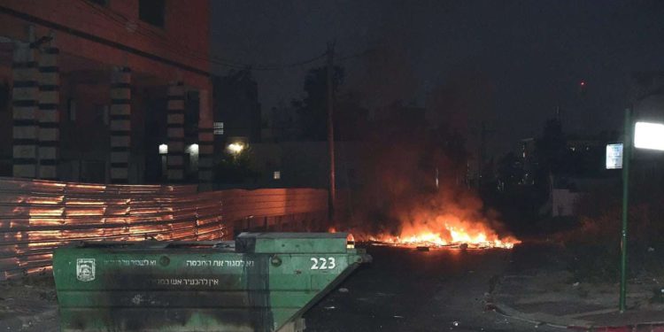 Judío baleado en Lod y soldado gravemente herido por turba árabe en Jaffa