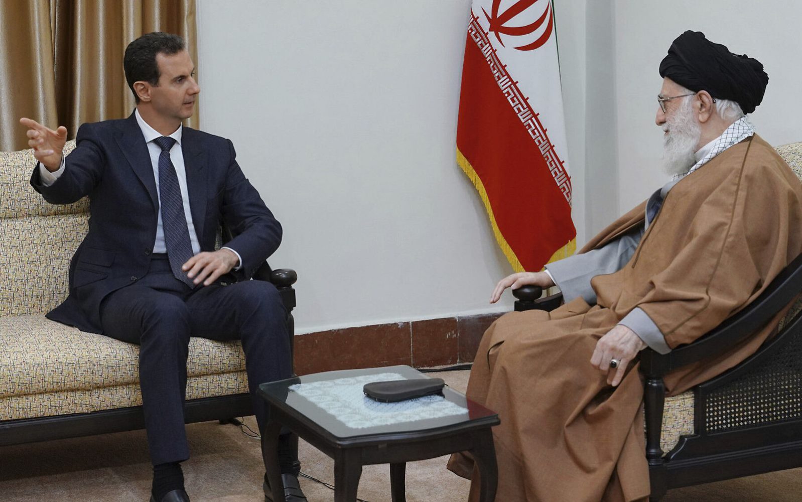 En esta foto publicada por la agencia oficial de noticias siria SANA, el presidente sirio Bashar Assad, a la izquierda, habla con el líder supremo iraní, el ayatolá Ali Khamenei, antes de su reunión en Teherán, Siria, el 25 de febrero de 2019. (SANA vía AP)