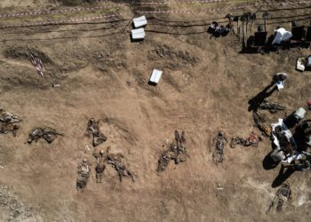 Irak abre una fosa común para identificar a víctimas del Estado Islámico