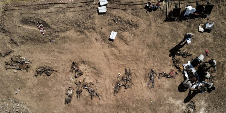 Irak abre una fosa común para identificar a víctimas del Estado Islámico