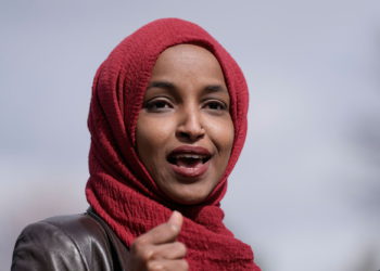 Ilhan Omar insiste en que no equiparó a EE.UU. e Israel con terroristas