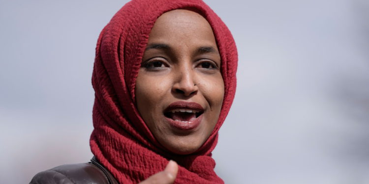 Ilhan Omar insiste en que no equiparó a EE.UU. e Israel con terroristas