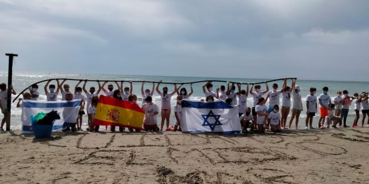 Israel y España se unen para limpiar las playas del Mar Mediterráneo