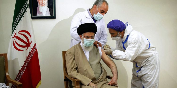 Los iraníes están hartos de la lentitud del gobierno en el proceso de vacunación contra el COVID