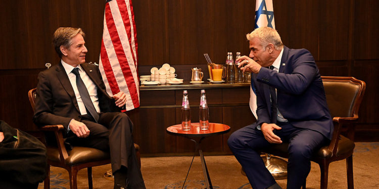 Lapid se reunirá con el secretario de Estado de EE.UU. y su homólogo de Bahréin en Roma