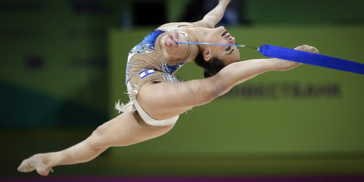 Gimnasta israelí Linoy Ashram consigue medalla de oro y dos platas en campeonatos europeos