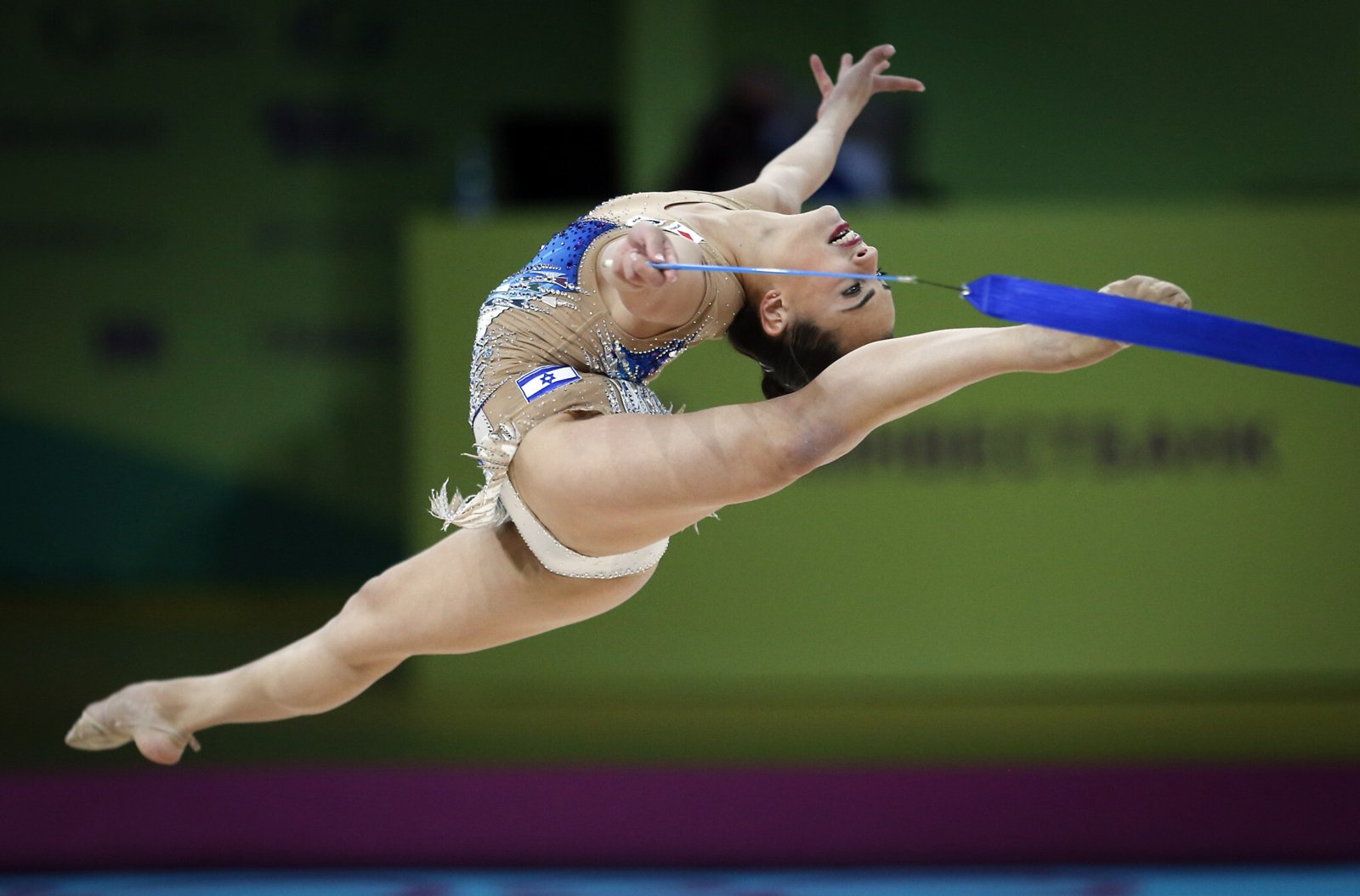 Gimnasta israelí Linoy Ashram consigue medalla de oro y dos platas en campeonatos europeos