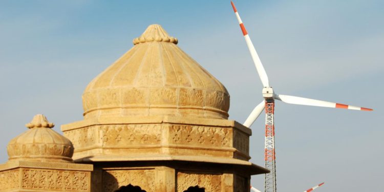 Hombre más rico de la India anuncia iniciativa de $10.000 millones en energías renovables