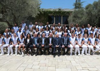 Presidente Rivlin se reúne con el equipo olímpico israelí antes de los Juegos de Tokio El presidente saliente de Israel, Reuven Rivlin, se reunió el miércoles con los delegados del equipo olímpico israelí en su residencia oficial, antes de su partida a los Juegos de Tokio el mes próximo. El presidente Rivlin felicitó a los atletas, elogiando sus preparativos para las Olimpiadas, que debían celebrarse originalmente el año pasado y se retrasaron debido al COVID-19. “Se han preparado magníficamente. Ahora les toca recoger los frutos y la gloria. De ir más rápido, más alto, más fuerte, más bonito. Los veo aquí, listos pero relajados, preparados para afrontar cualquier reto. Creemos en ti. Sabemos que podéis hacerlo”, dijo el presidente, según informó The Times of Israel. “Vosotros, deportistas, que representan la diversidad de la sociedad israelí, son testimonio de la determinación que atraviesa todos los sectores y grupos”. Rivlin destacó a los paralímpicos israelíes para que recibieran más elogios: “Me gustaría enviar bendiciones especiales a la delegación paralímpica. Todos entendemos que la competición deportiva con una discapacidad grave es mucho más exigente y desafiante. Vosotros demostráis que con determinación y trabajo duro es posible alcanzar éxitos deportivos increíbles, vencer las barreras. Para nosotros, sois un modelo a seguir”. Mientras tanto, el equipo de béisbol de Israel se dirige a los Juegos Olímpicos de Tokio con grandes esperanzas y tal vez con algo más de suerte tras su milagrosa carrera en el Clásico Mundial de Béisbol de 2017, cuando el mayor desvalido del torneo encadenó seis victorias consecutivas para terminar finalmente en sexto lugar. El equipo de Israel vuelve a salir al campo en Japón sin ser favorito, sin jugadores actuales de las Grandes Ligas en la lista debido a una norma de la MLB que prohíbe a los jugadores en activo competir en los Juegos de Verano. Seis equipos competirán por el oro, la plata y el bronce, en la primera competición de béisbol y softbol en los Juegos Olímpicos desde Pekín en 2008. Además de Israel, los países que compiten por una medalla de oro son el país anfitrión, Japón, Corea, México y Estados Unidos, con la última plaza aún por decidir en la fase de clasificación. Al igual que en 2017, la alineación de Israel cuenta en su mayoría con judíos nacidos en Estados Unidos con doble nacionalidad israelí. El equipo de Israel inicia el juego olímpico el 29 de julio. En Tokio se están llevando a cabo los últimos preparativos para los Juegos y las precauciones de seguridad relacionadas con la enfermedad del coronavirus, y mucha gente en Japón sigue preocupada por el impacto del evento en la propagación de la enfermedad. Aunque las muertes por la enfermedad de la corona han sido relativamente bajas en Japón, también lo son los niveles de vacunación.