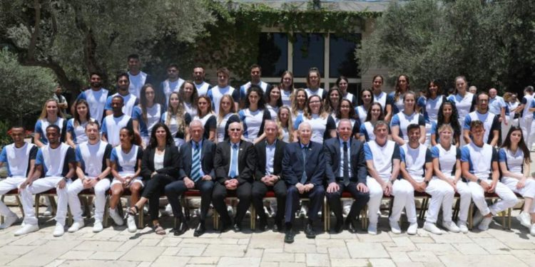 Presidente Rivlin se reúne con el equipo olímpico israelí antes de los Juegos de Tokio El presidente saliente de Israel, Reuven Rivlin, se reunió el miércoles con los delegados del equipo olímpico israelí en su residencia oficial, antes de su partida a los Juegos de Tokio el mes próximo. El presidente Rivlin felicitó a los atletas, elogiando sus preparativos para las Olimpiadas, que debían celebrarse originalmente el año pasado y se retrasaron debido al COVID-19. “Se han preparado magníficamente. Ahora les toca recoger los frutos y la gloria. De ir más rápido, más alto, más fuerte, más bonito. Los veo aquí, listos pero relajados, preparados para afrontar cualquier reto. Creemos en ti. Sabemos que podéis hacerlo”, dijo el presidente, según informó The Times of Israel. “Vosotros, deportistas, que representan la diversidad de la sociedad israelí, son testimonio de la determinación que atraviesa todos los sectores y grupos”. Rivlin destacó a los paralímpicos israelíes para que recibieran más elogios: “Me gustaría enviar bendiciones especiales a la delegación paralímpica. Todos entendemos que la competición deportiva con una discapacidad grave es mucho más exigente y desafiante. Vosotros demostráis que con determinación y trabajo duro es posible alcanzar éxitos deportivos increíbles, vencer las barreras. Para nosotros, sois un modelo a seguir”. Mientras tanto, el equipo de béisbol de Israel se dirige a los Juegos Olímpicos de Tokio con grandes esperanzas y tal vez con algo más de suerte tras su milagrosa carrera en el Clásico Mundial de Béisbol de 2017, cuando el mayor desvalido del torneo encadenó seis victorias consecutivas para terminar finalmente en sexto lugar. El equipo de Israel vuelve a salir al campo en Japón sin ser favorito, sin jugadores actuales de las Grandes Ligas en la lista debido a una norma de la MLB que prohíbe a los jugadores en activo competir en los Juegos de Verano. Seis equipos competirán por el oro, la plata y el bronce, en la primera competición de béisbol y softbol en los Juegos Olímpicos desde Pekín en 2008. Además de Israel, los países que compiten por una medalla de oro son el país anfitrión, Japón, Corea, México y Estados Unidos, con la última plaza aún por decidir en la fase de clasificación. Al igual que en 2017, la alineación de Israel cuenta en su mayoría con judíos nacidos en Estados Unidos con doble nacionalidad israelí. El equipo de Israel inicia el juego olímpico el 29 de julio. En Tokio se están llevando a cabo los últimos preparativos para los Juegos y las precauciones de seguridad relacionadas con la enfermedad del coronavirus, y mucha gente en Japón sigue preocupada por el impacto del evento en la propagación de la enfermedad. Aunque las muertes por la enfermedad de la corona han sido relativamente bajas en Japón, también lo son los niveles de vacunación.