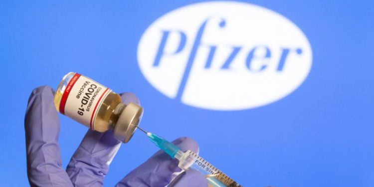 La vacuna de Pfizer contra el COVID es vinculada a casos de inflamación ocular