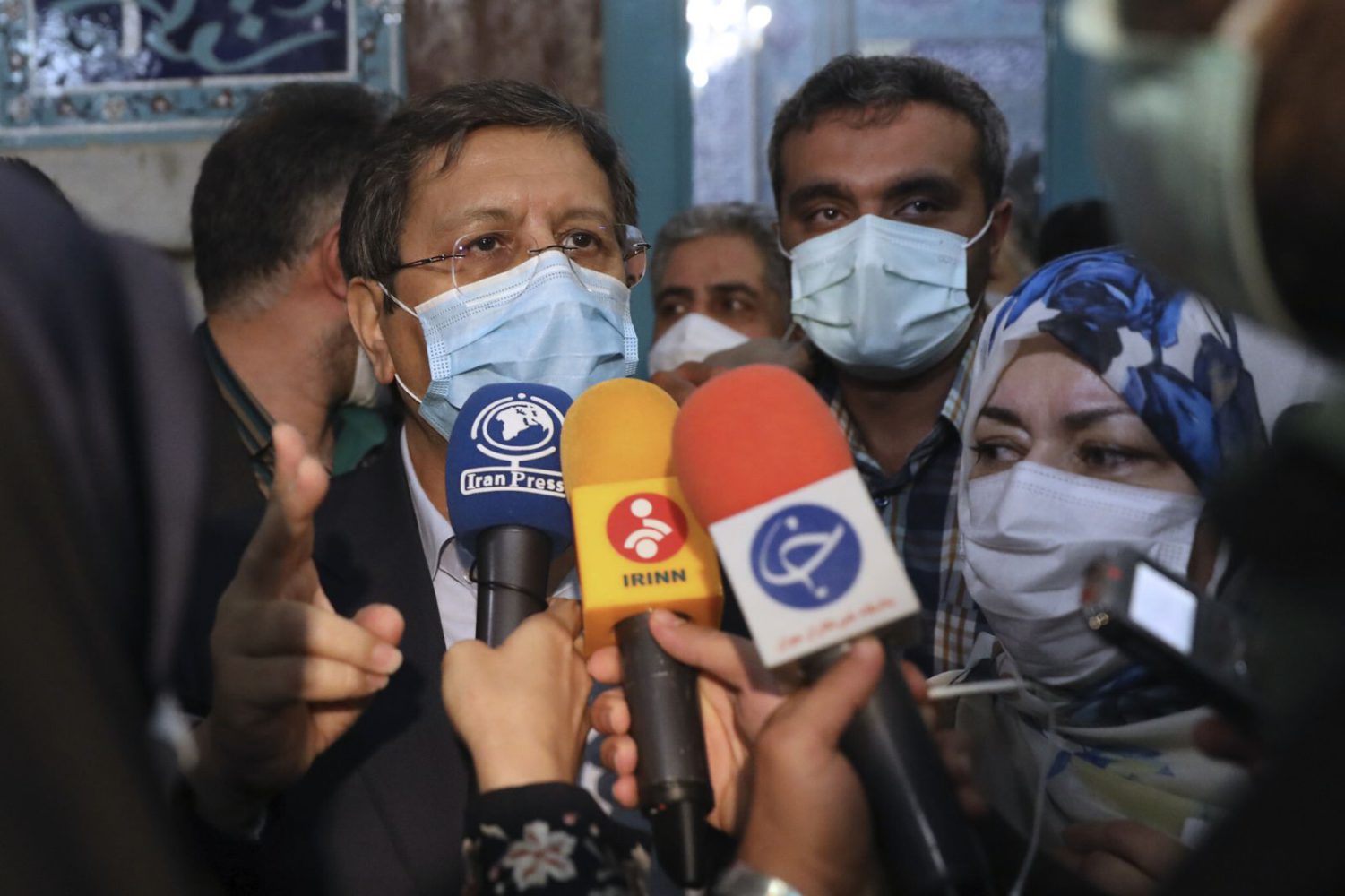 El candidato a las elecciones presidenciales Abdolnasser Hemmati, ex jefe del Banco Central, habla con los medios de comunicación después de votar en un colegio electoral en Teherán, Irán, el 18 de junio de 2021 (AP Photo/Vahid Salemi)