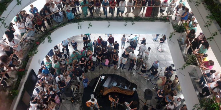 Hospital de Tel Aviv celebra el fin de la mayoría de las restricciones por COVID