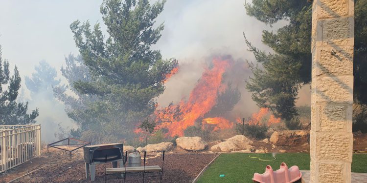 Incendio en Jerusalén provoca evacuaciones y cierre del tránsito