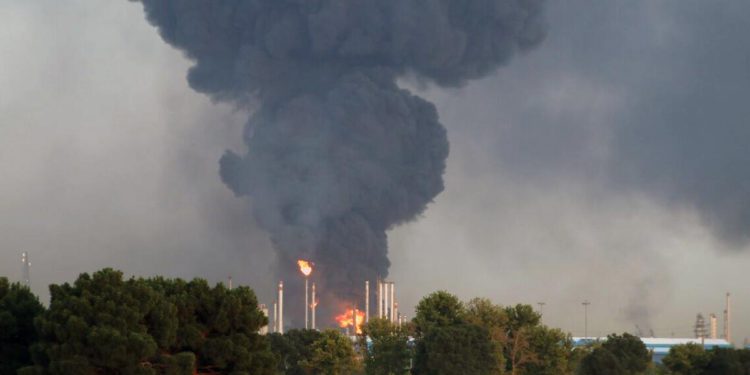 Después de 20 horas: Enorme incendio en refinería de Irán fue extinguido