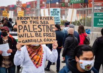 Manifestantes anti-Israel celebran bloqueo del barco Zim en Oakland