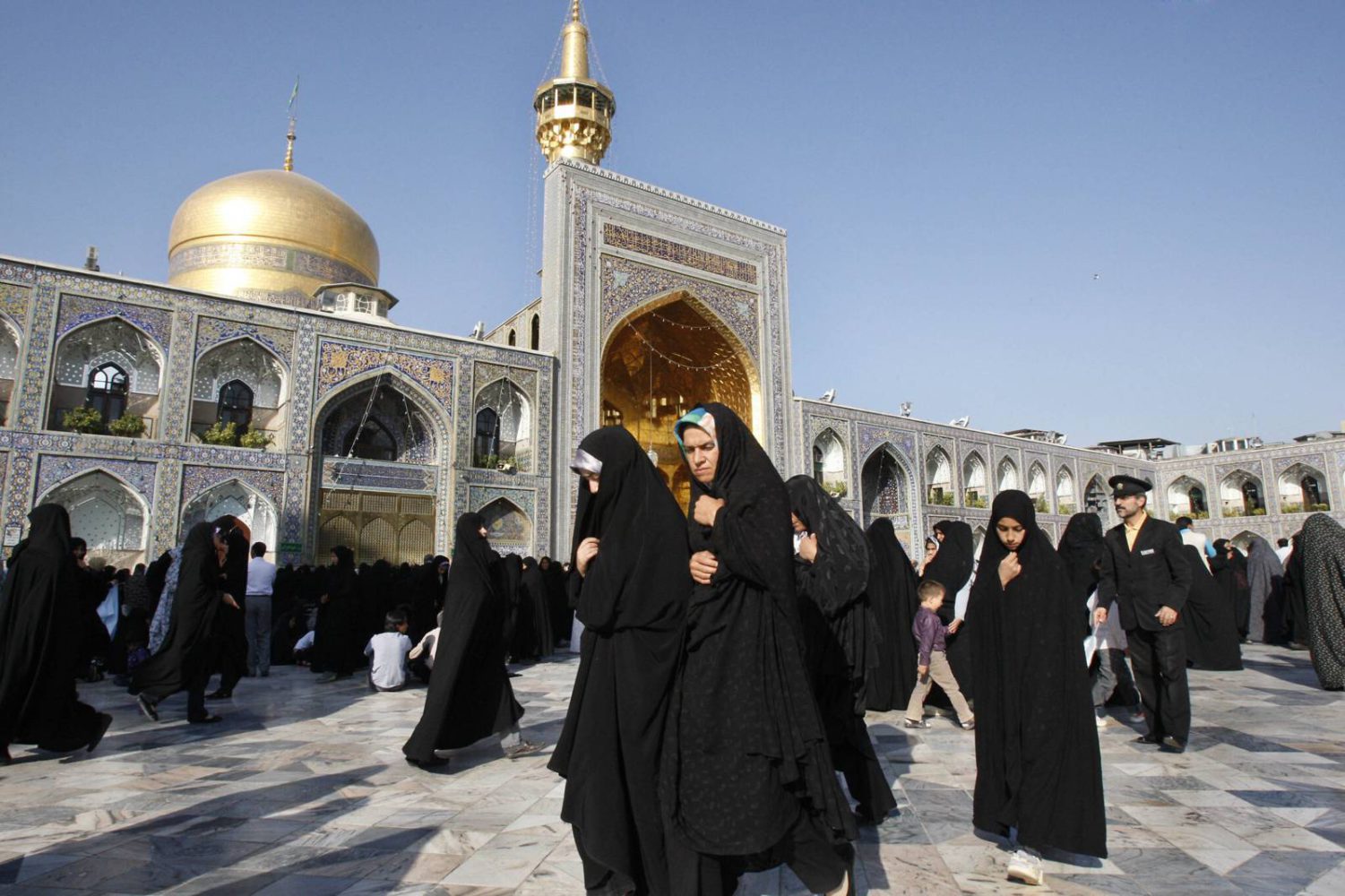 Ilustrativo: Mujeres musulmanas en el santuario del Imán Reza, el octavo imán de los musulmanes chiíes, después de la oración del Eid al-Fitr, que marca el final del mes sagrado de ayuno del Ramadán, en la ciudad de Mashhad, el 1 de septiembre de 2010. (AP Photo/Vahid Salemi)