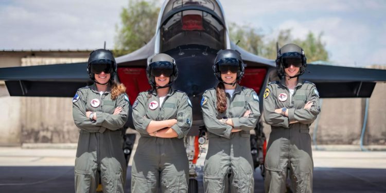 Cuatro mujeres en la 182ª promoción de la Academia de Vuelo de las FDI