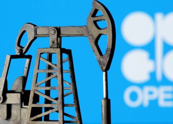 El petróleo sufre un doble golpe en la semana más débil desde marzo