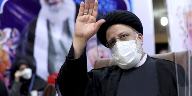 Exiliados iraníes protestan y exigen enjuiciar a Ebrahim Raisi