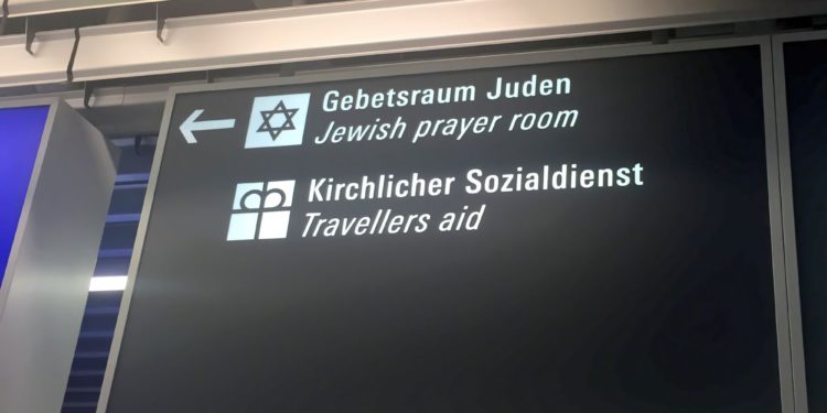 Arca de la Torá en aeropuerto de Frankfurt vandalizada con esvástica