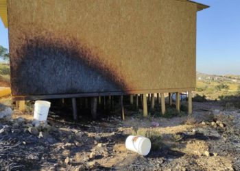 Árabes se infiltran en una ciudad judía y prenden fuego a la sinagoga