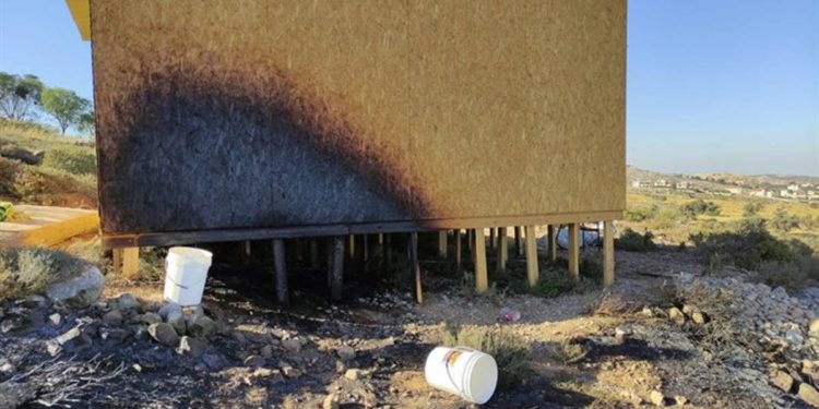 Árabes se infiltran en una ciudad judía y prenden fuego a la sinagoga