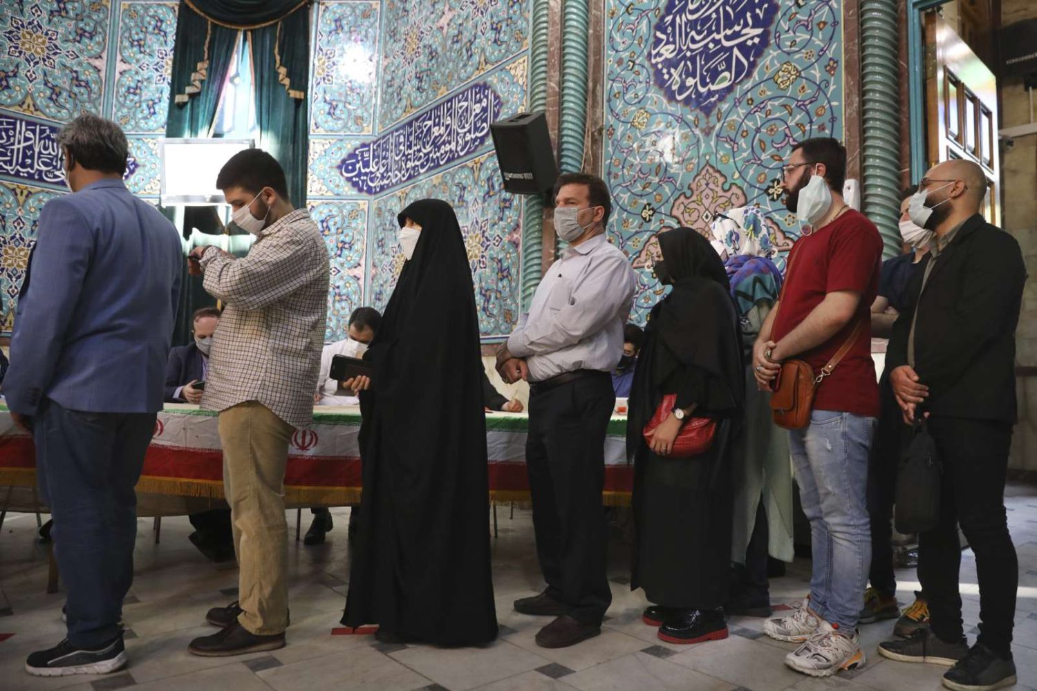 Los votantes hacen cola en un colegio electoral durante las elecciones presidenciales en Teherán, Irán, el 18 de junio de 2021 (AP Photo/Vahid Salemi)