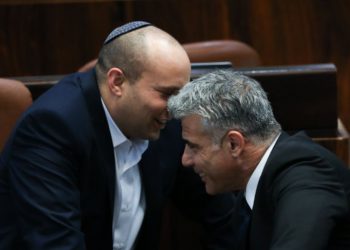 Yamina y Yesh Atid piden que nuevo gobierno asuma inmediatamente el cargo