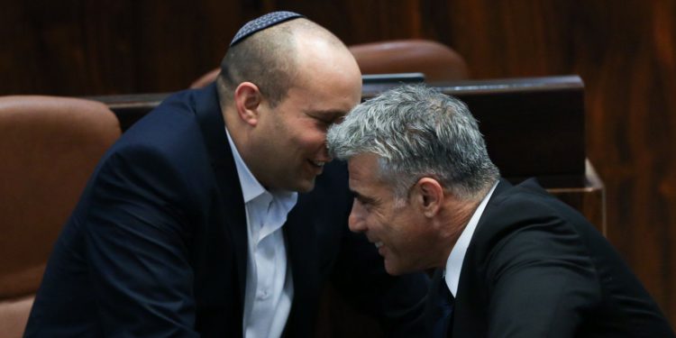 Yamina y Yesh Atid piden que nuevo gobierno asuma inmediatamente el cargo