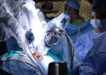 Procedimiento robótico israelí salva capacidad de paciente con cáncer para dar a luz