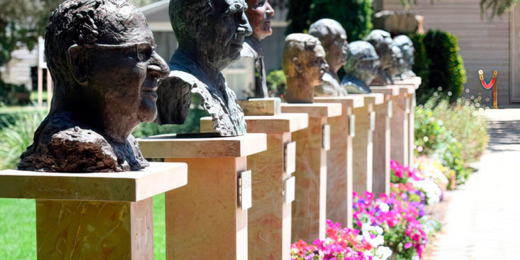 Busto del presidente saliente de Israel en la Residencia del Presidente