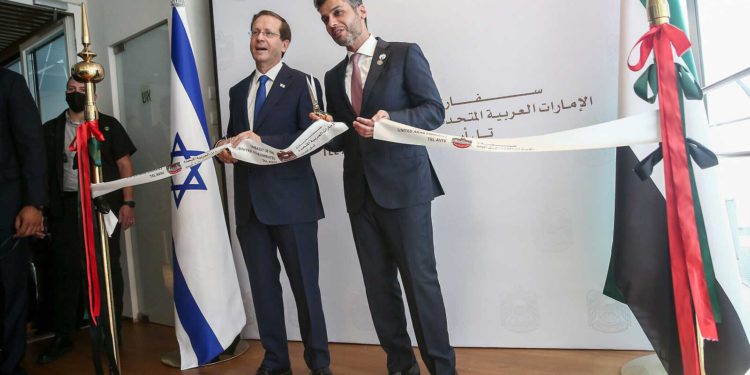 Los Emiratos Árabes Unidos abren oficialmente su embajada en Israel