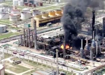 Explosión de refinería rumana en el Mar Negro deja un muerto y cinco heridos