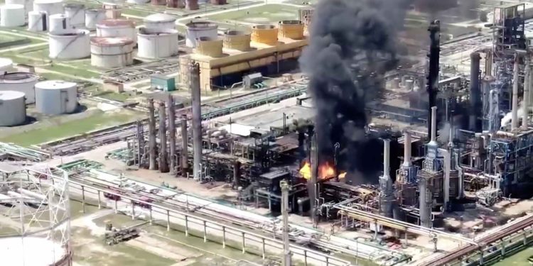 Explosión de refinería rumana en el Mar Negro deja un muerto y cinco heridos