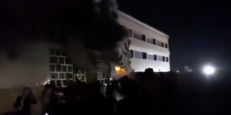 Devastador incendio en hospital COVID de Irak agrava la crisis sanitaria