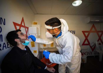 Aerolíneas israelíes piden reemplazar la cuarentena con una tercera prueba de COVID