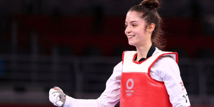 Luchadora de taekwondo gana la primera medalla olímpica para Israel en Tokio