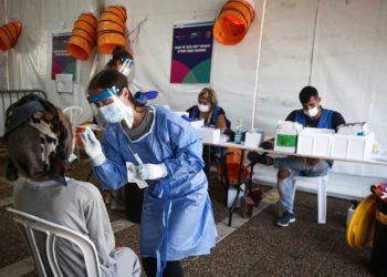 Israel registra más de 1300 nuevos casos de COVID