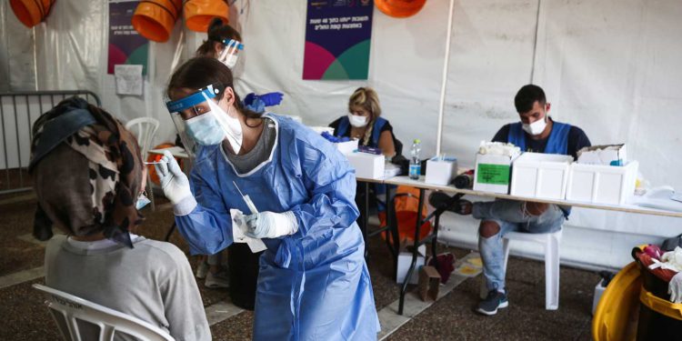 Israel registra más de 1300 nuevos casos de COVID