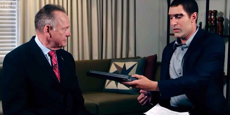 Juez desestima demanda de Roy Moore contra Sacha Baron Cohen por $95 millones