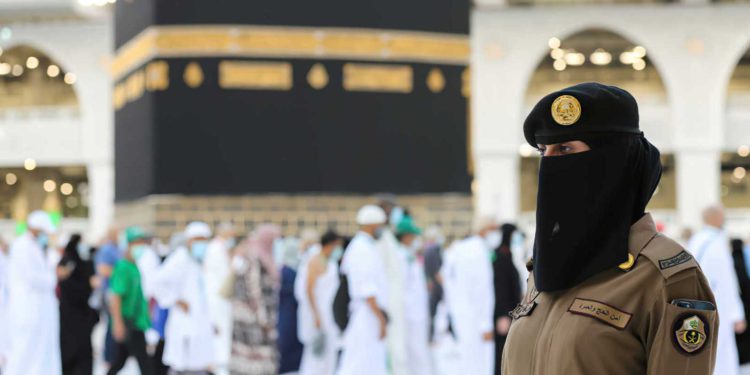 Por primera vez las mujeres saudíes montan guardia en La Meca durante el Hajj