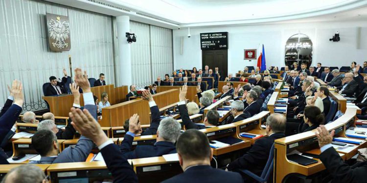 Senado polaco aprueba ley que impide la restitución de propiedad judía tras el Holocausto