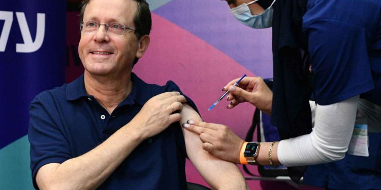 Covid-19 en Israel: El presidente Herzog insta a los ancianos a vacunarse con la tercera dosis