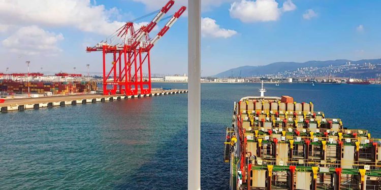 El primer barco atraca en el nuevo puerto de la bahía de Haifa