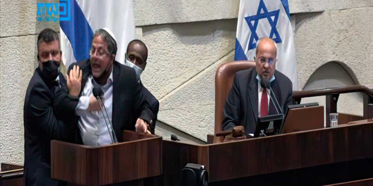 Caos en la Knesset: Ben-Gvir es arrastrado fuera del podio de la Knesset tras llamar "terrorista" al MK árabe Ahmed Tibi